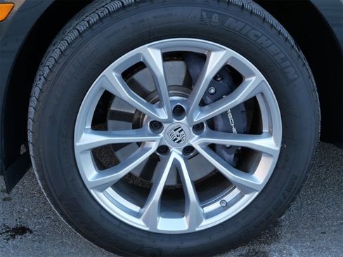 Certified 2025 Porsche Macan image 7