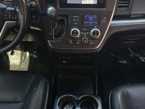 Used 2016 Toyota Sienna SE w/ SE Preferred Package FWD image 28