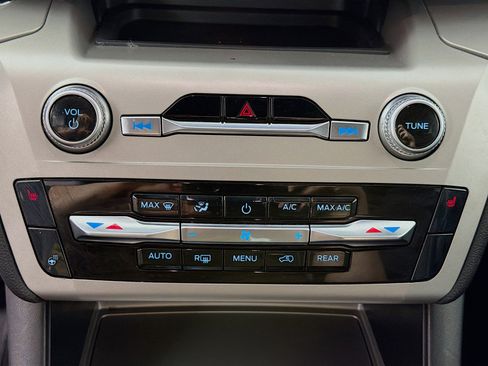 Used 2022 Ford Explorer XLT w/ Equipment Group 202A image 8