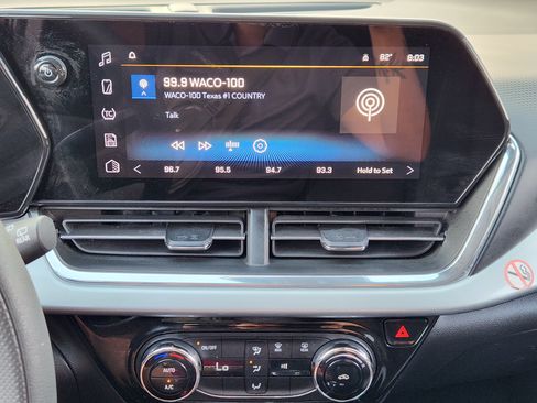 Used 2025 Chevrolet Trax LT FWD image 18