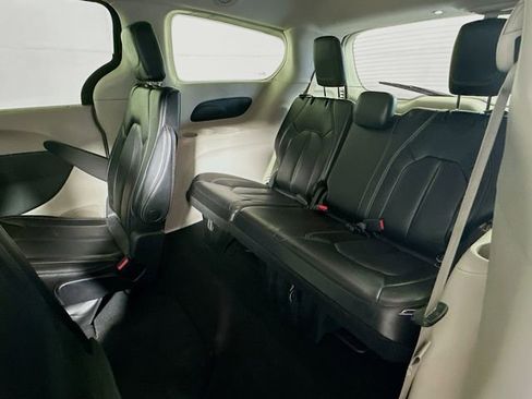 Used 2023 Chrysler Pacifica Touring-L FWD image 26