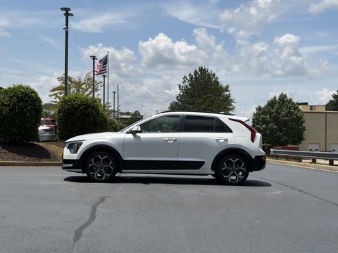 Used 2023 Kia Niro SX Touring FWD image 15