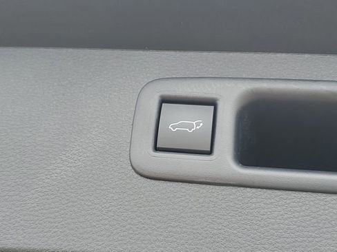 Used 2025 Toyota Highlander XLE image 32