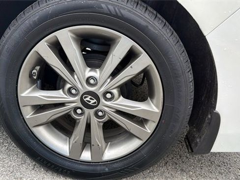Used 2017 Hyundai Elantra SE image 10