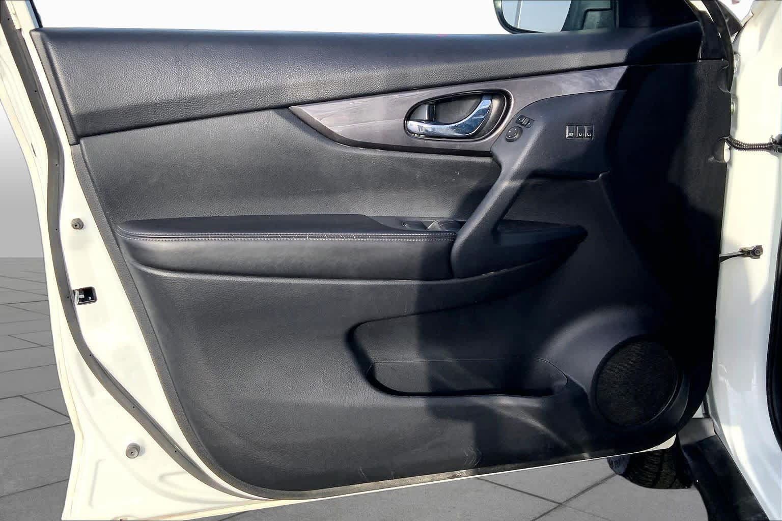 Used 2020 Nissan Rogue SV w/ Sun & Sound Touring Package AWD/4WD image 22