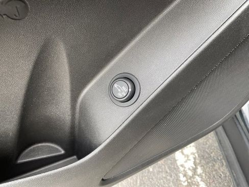 Used 2022 Chevrolet Equinox RS w/ Infotainment Package image 26