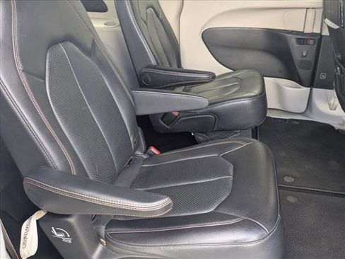 Used 2019 Chrysler Pacifica Touring-L Plus FWD image 20
