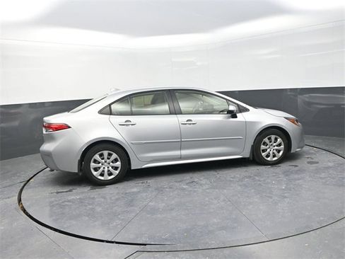 Used 2022 Toyota Corolla LE image 8