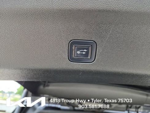 Used 2023 Chevrolet Tahoe Z71 w/ Luxury Package AWD/4WD image 9