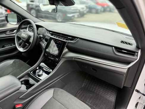 Used 2025 Jeep Grand Cherokee Altitude image 13