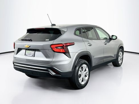 Used 2025 Chevrolet Trax LS FWD image 9