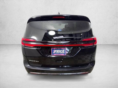 Used 2025 Chrysler Pacifica Select FWD image 4