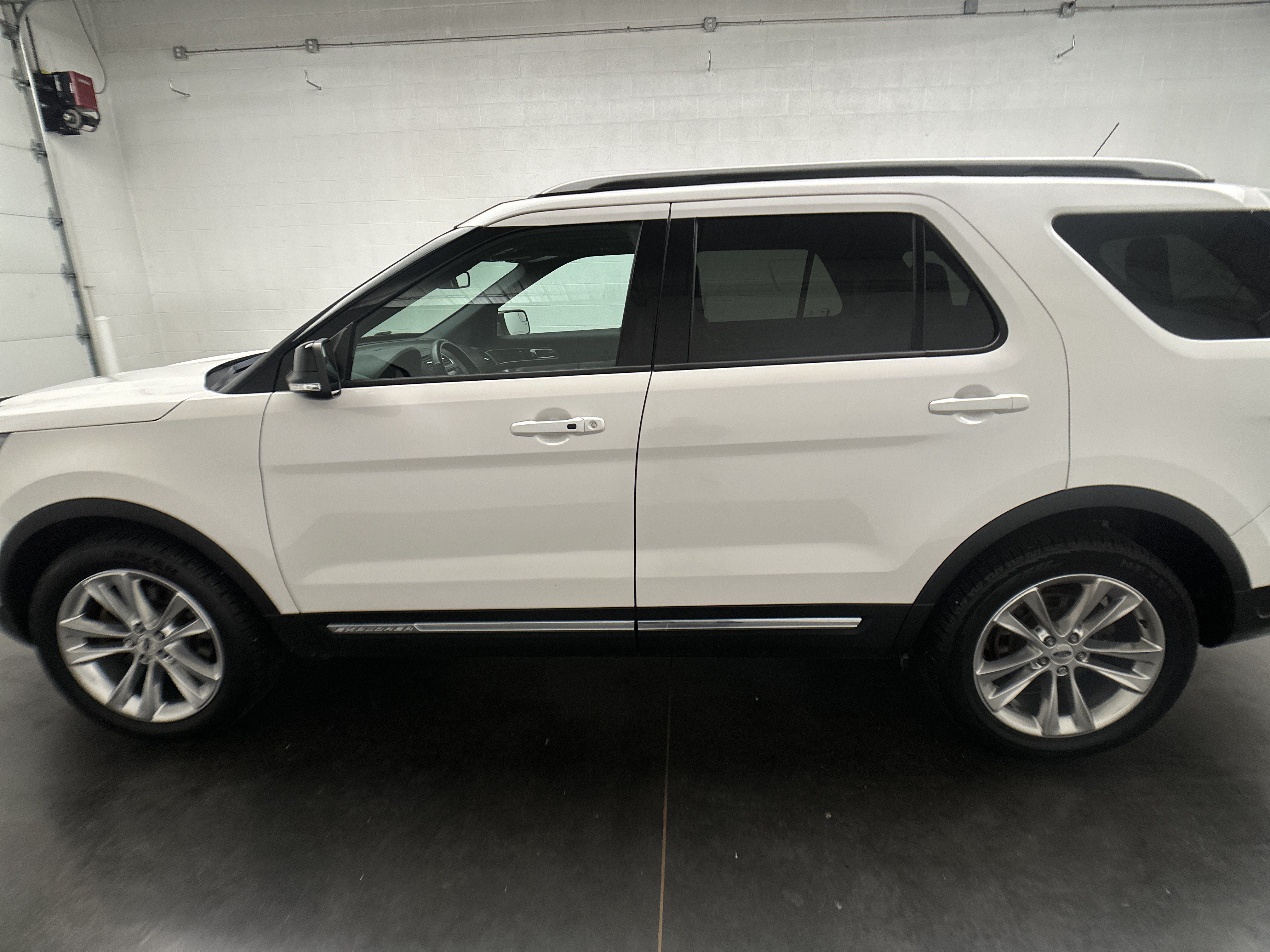 Used 2018 Ford Explorer XLT w/ Equipment Group 202A AWD/4WD image 6