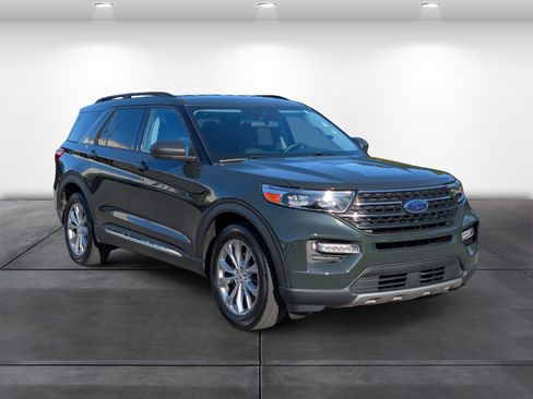 Used 2024 Ford Explorer XLT w/ Equipment Group 202A RWD image 2