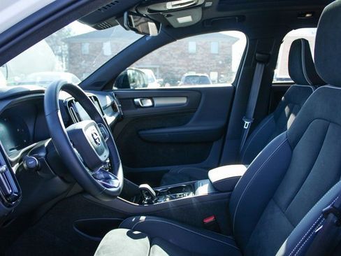 Used 2025 Volvo XC40 B5 Plus image 13