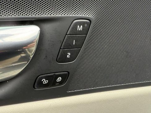 Used 2019 Volvo XC60 T6 Momentum w/ Premium Package image 16