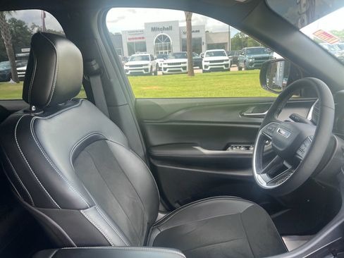 Used 2025 Jeep Grand Cherokee Altitude RWD image 15