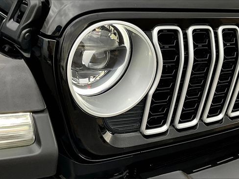 Used 2024 Jeep Wrangler Sahara image 29