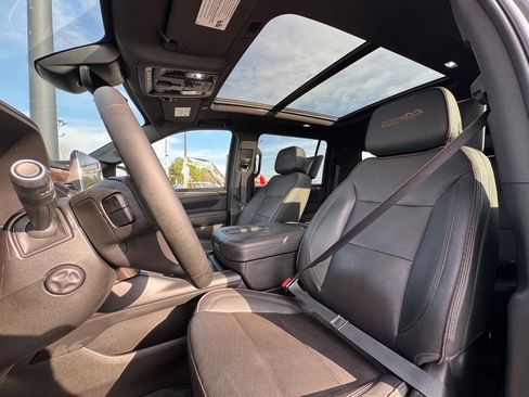 Used 2023 Chevrolet Suburban High Country image 17