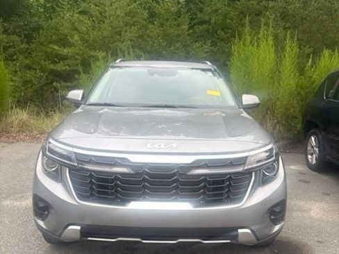 Used 2025 Kia Seltos EX AWD/4WD image 2