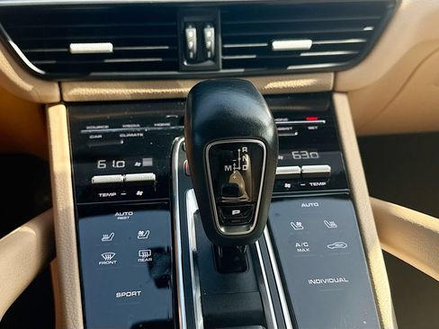 Used 2021 Porsche Cayenne AWD/4WD image 18