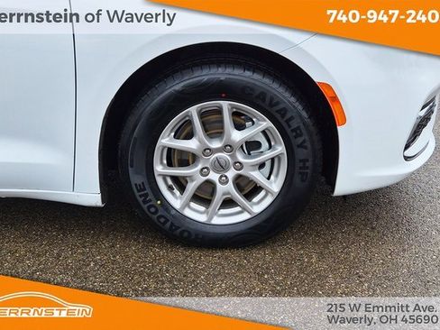 Used 2023 Chrysler Pacifica Touring-L image 31