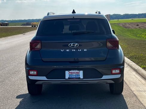 Used 2022 Hyundai Venue Limited FWD image 5
