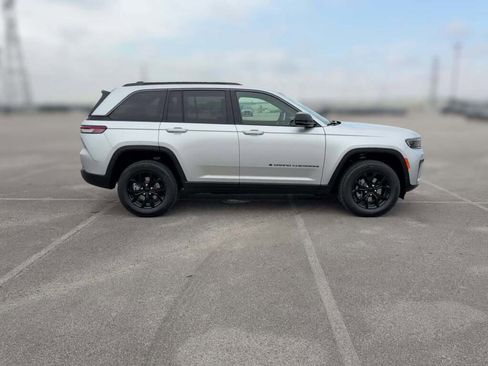 New 2026 Jeep Grand Cherokee Altitude image 14