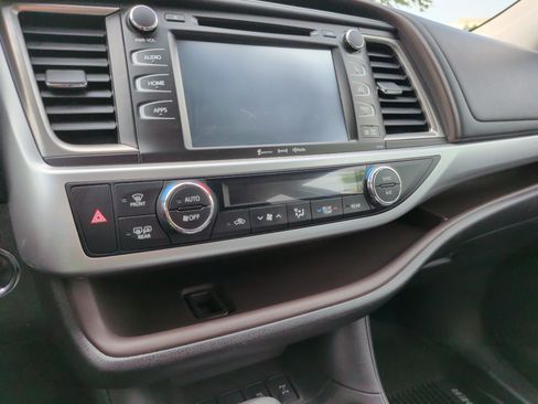 Used 2019 Toyota Highlander XLE AWD/4WD image 19