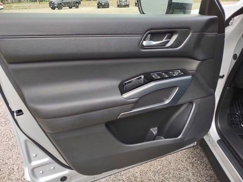 Used 2025 Nissan Pathfinder SL AWD/4WD image 10