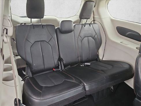 Used 2020 Chrysler Pacifica Touring-L FWD image 18