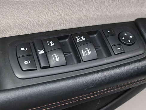 Used 2017 Chrysler Pacifica Touring-L w/ Tire & Wheel Group image 3