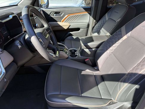 Used 2024 GMC Canyon Denali image 15