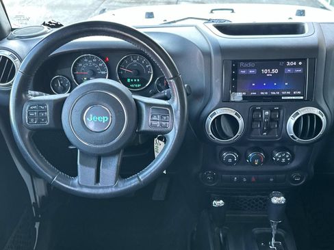 Used 2018 Jeep Wrangler Unlimited Sahara w/ Connectivity Group AWD/4WD image 13