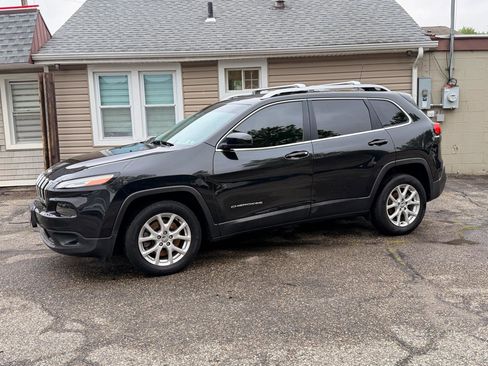 Used 2016 Jeep Cherokee Latitude w/ Comfort/Convenience Group FWD image 2