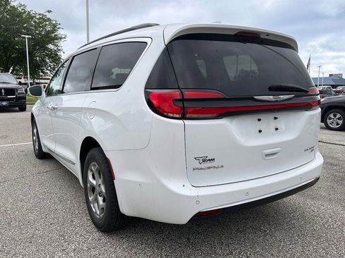 Used 2022 Chrysler Pacifica Limited w/ Uconnect Theater Family Group AWD/4WD image 5