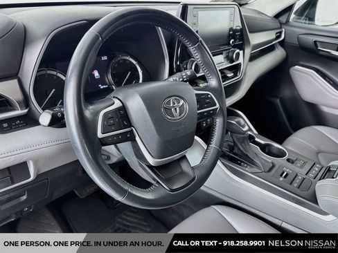 Used 2022 Toyota Highlander XLE AWD/4WD image 9