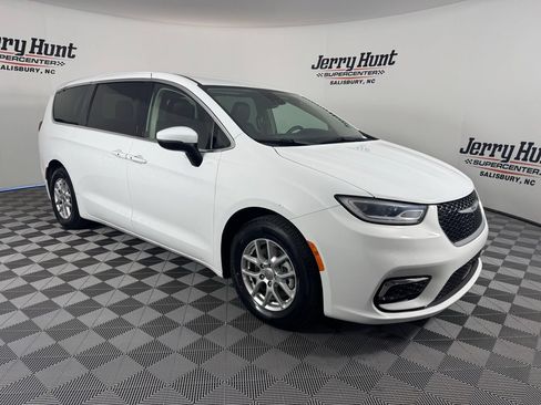 Used 2023 Chrysler Pacifica Touring-L FWD image 5