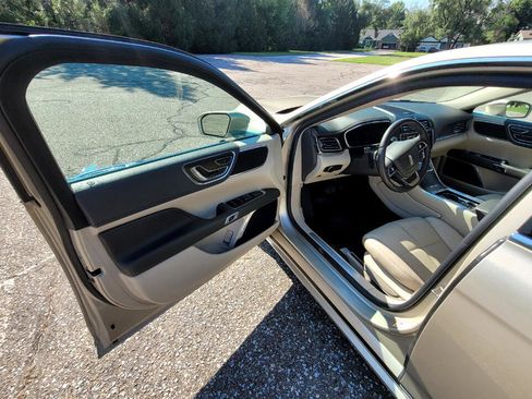 Used 2017 Lincoln Continental Select image 11