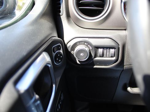 Used 2018 Jeep Wrangler Sport AWD/4WD image 32