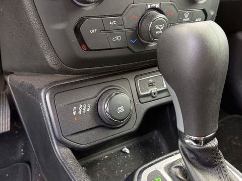 Used 2019 Jeep Renegade Latitude AWD/4WD image 11