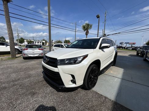 Used 2019 Toyota Highlander SE FWD image 3