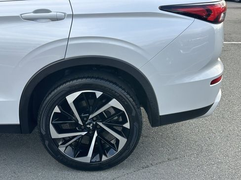 Used 2023 Mitsubishi Outlander SE image 34