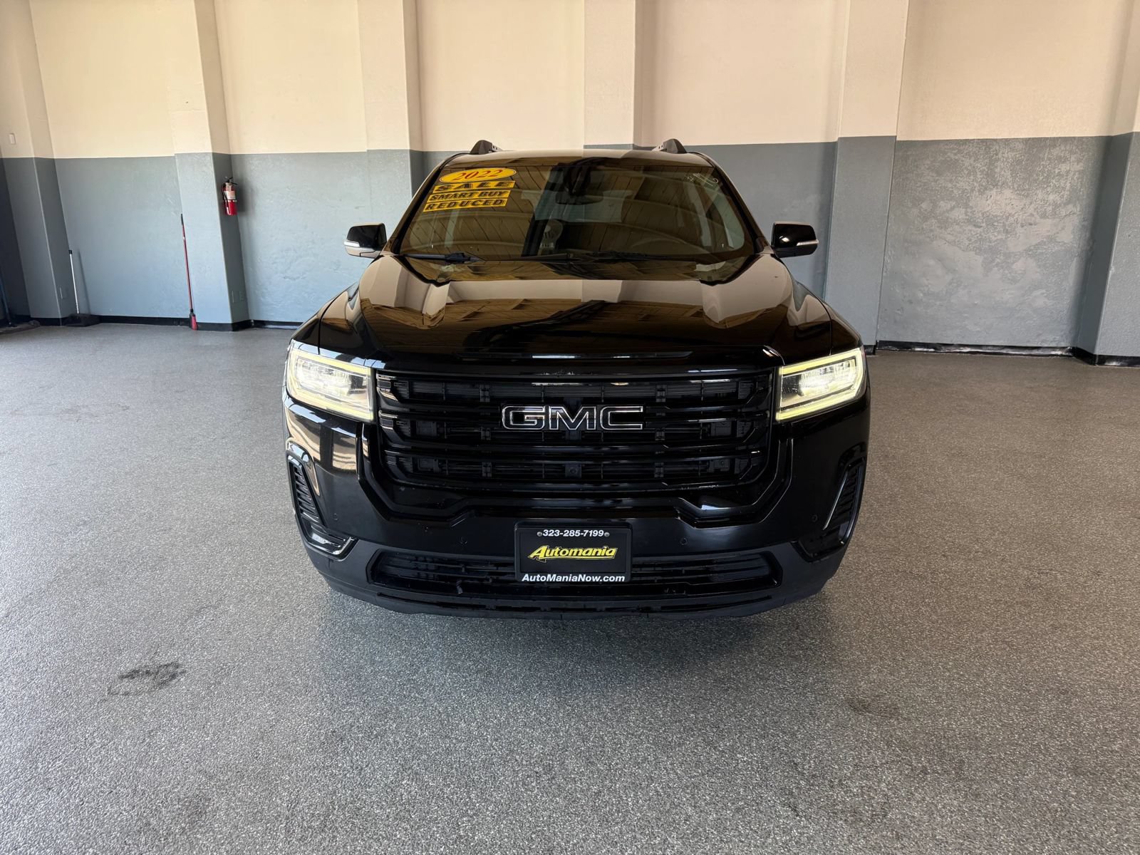 Used 2022 GMC Acadia SLE w/ Driver Convenience Package FWD image 2