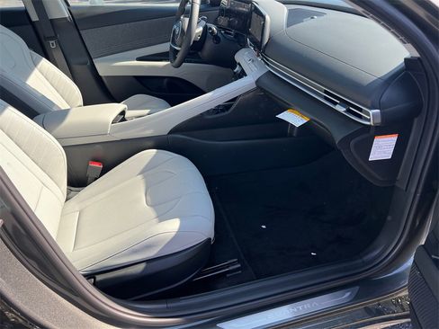 Certified 2025 Hyundai Elantra Limited image 13