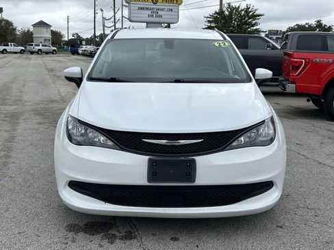 Used 2022 Chrysler Voyager LX image 8