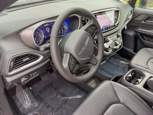 New 2026 Chrysler Pacifica Select image 11