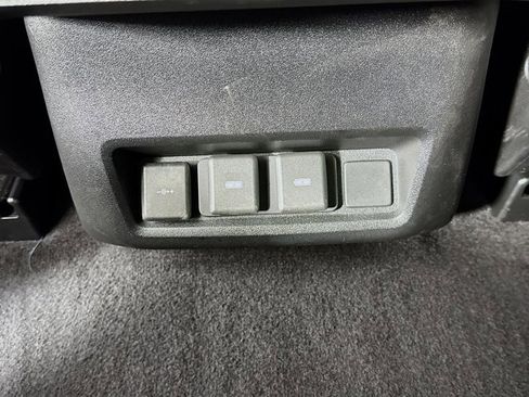 Used 2023 Land Rover Discovery Metropolitan Edition image 28