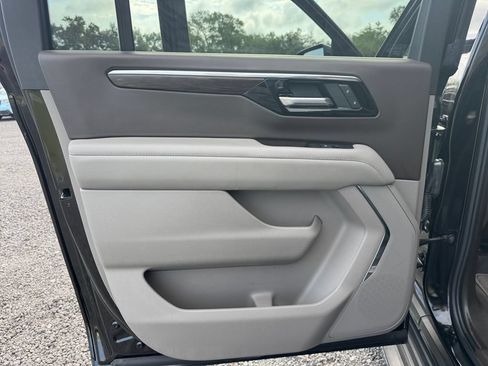 Used 2025 Chevrolet Suburban LT RWD image 33