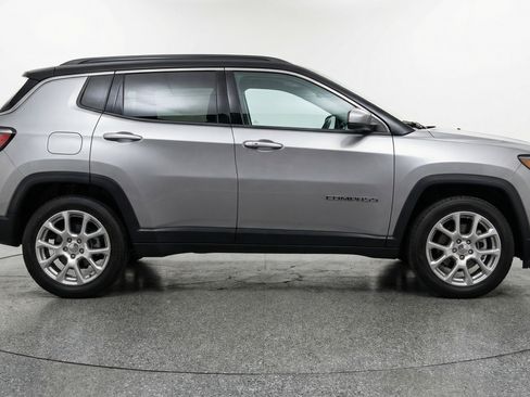 Used 2025 Jeep Compass Limited image 11